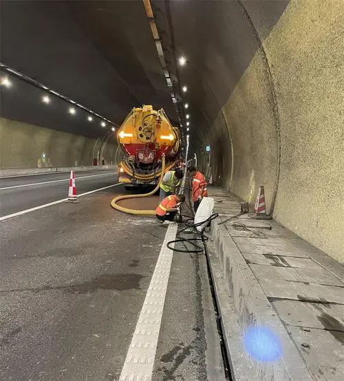 开化隧道排水渠清淤